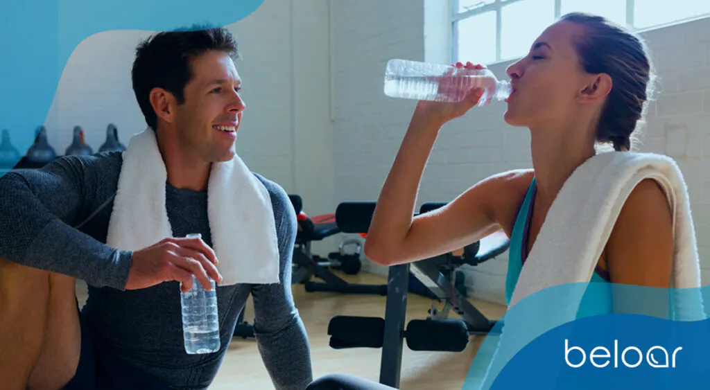 casal bebendo agua bebedouro industrial academia beloar