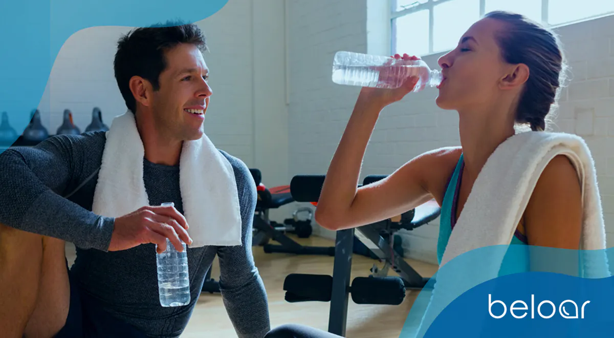 casal bebendo agua bebedouro industrial academia beloar
