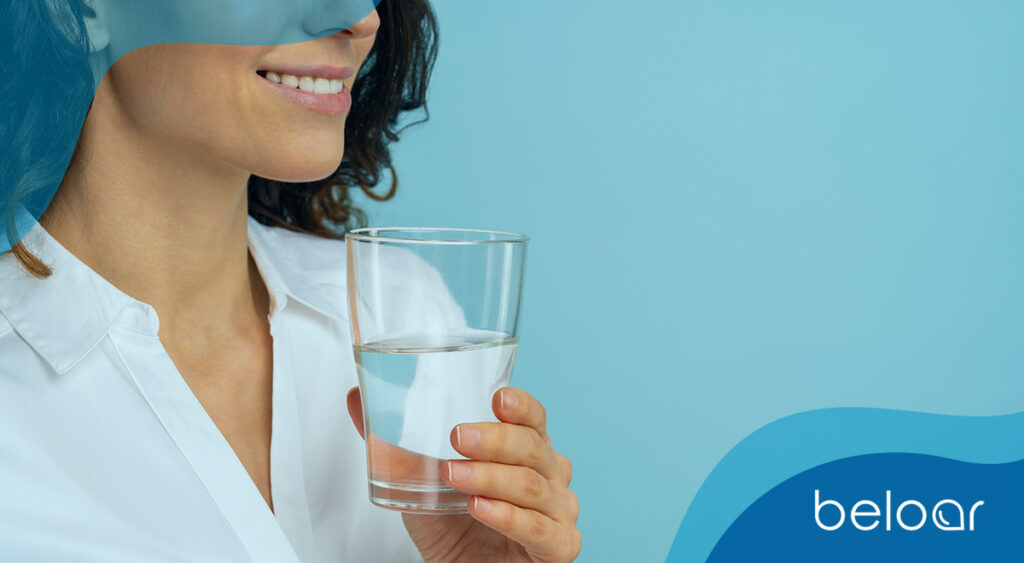 mulher bebendo agua purificador beloar