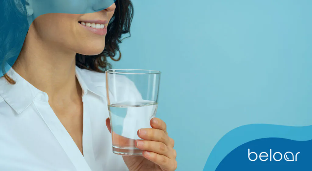 mulher bebendo agua purificador beloar